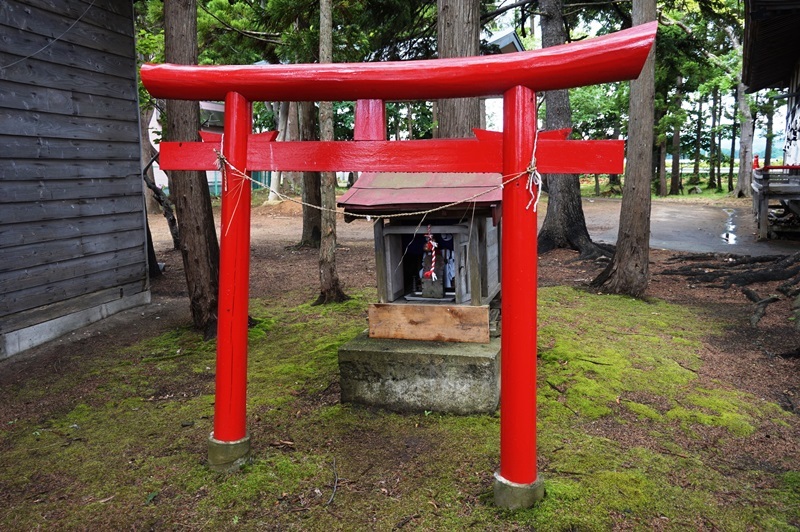 鳥居と末社 西田沢八幡宮 鳥居と末社 西田沢八幡宮