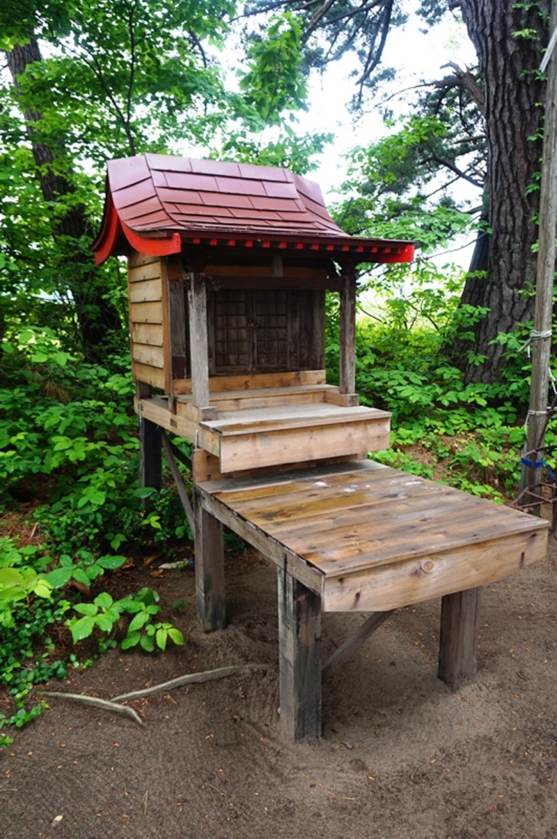 祠 (三社神社向かい) 祠 (三社神社向かい)