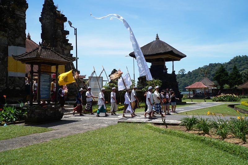 儀式を終えた一団 Pura Ulun Danu Bratan 儀式を終えた一団 Pura Ulun Danu Bratan