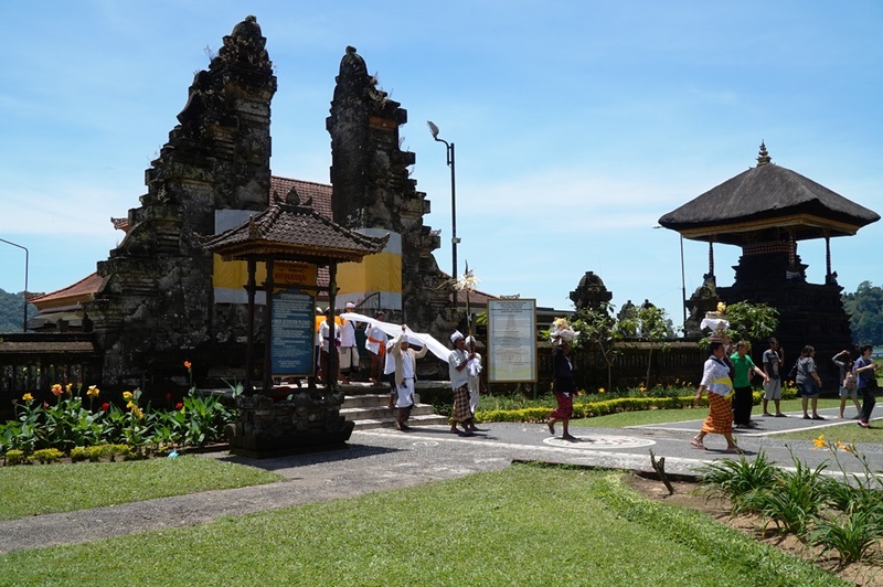 儀式を終え割れ門を出る一団 Pura Ulun Danu Bratan 儀式を終え割れ門を出る一団 Pura Ulun Danu Bratan
