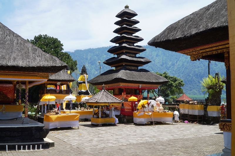 7層のメル塔 meru Pura Ulun Danu Bratan 7層のメル塔 meru Pura Ulun Danu Bratan