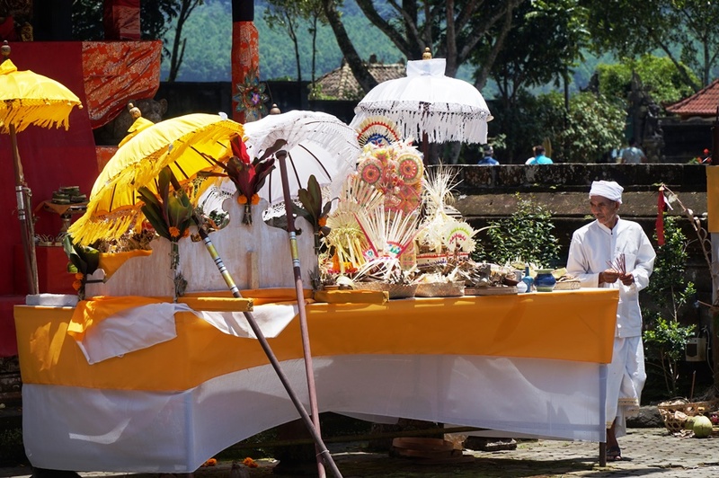 供物をあげた祭壇サンガル sanggar Pura Ulun Danu Bratan 供物をあげた祭壇サンガル sanggar Pura Ulun Danu Bratan