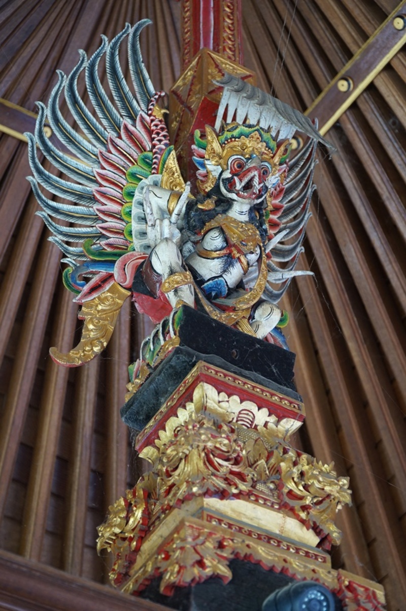 バレ角に祀られるガルーダ Garuḍa Pura Ulun Danu Bratan バレ角に祀られるガルーダ Garuḍa Pura Ulun Danu Bratan