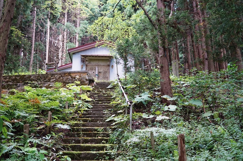 蝦夷館山守護神御堂と御堂右脇に立つ石碑 蝦夷館山守護神御堂と御堂右脇に立つ石碑