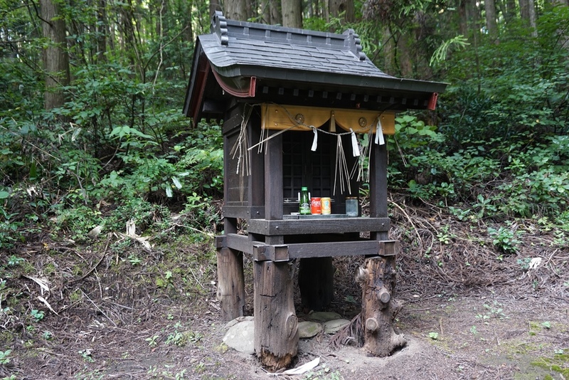 境内にある山神様 後潟観音堂 境内にある山神様