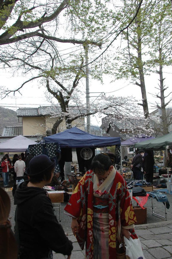 桐生天満宮古民具骨董市 事務局 骨董くりはら 栗原弘幸。 骨董品