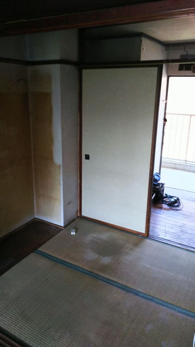 市川市 クロス張替え前（暗く傷んだ内装）