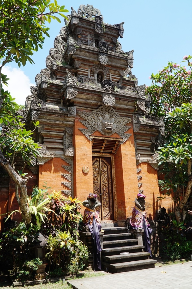 住居エリア境の中門　Ubud Palace