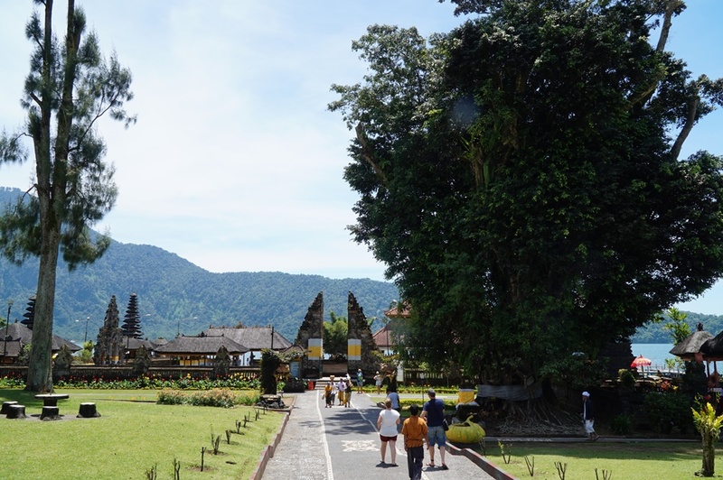 割れ門の奥に寺院と湖 Pura Ulun Danu Bratan 割れ門の奥に寺院と湖 Pura Ulun Danu Bratan