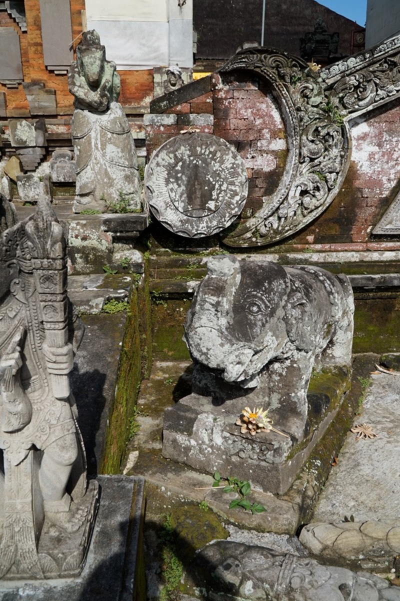 象の石像、太陽と月の彫刻 割れ門傍 Pura Penataran Sasih 象の石像、太陽と月の彫刻 割れ門傍 Pura Penataran Sasih
