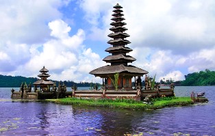 ウルン・ダヌ・ブラタン寺院
