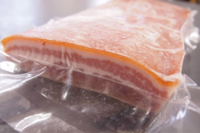 帯皮五花肉/豚バラ皮付き1kg　冷凍品